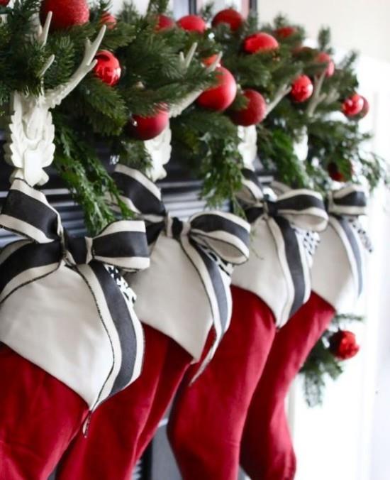 Χριστουγεννιάτικες ιδέες διακόσμησης σε κόκκινο και λευκό κόσμημα από μπότες μπάλες από γιρλάντες τζακιού