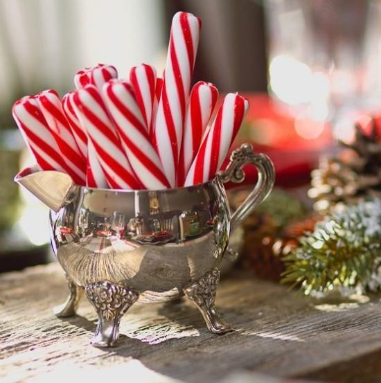 Χριστουγεννιάτικες ιδέες διακόσμησης σε κόκκινα και λευκά μπαστούνια καραμελών σε ασημένιο βάζο μια απολαυστική απόλαυση για τα πιτσιρίκια