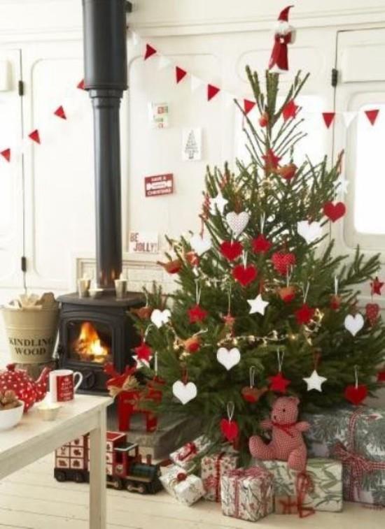 Χριστουγεννιάτικες ιδέες διακόσμησης σε κόκκινο και λευκό χριστουγεννιάτικο δέντρο