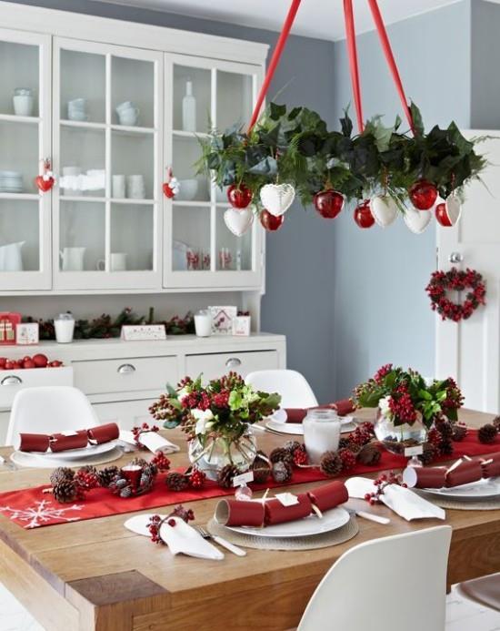 Χριστουγεννιάτικες ιδέες διακόσμησης σε κόκκινο και άσπρο γιορτινό τραπέζι κόκκινο τραπέζι δρομέας