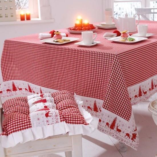 Χριστουγεννιάτικες ιδέες διακόσμησης σε ερυθρόλευκο γιορτινό τραπέζι, όμορφη καρό κουβέρτα, μαξιλάρι καθίσματος