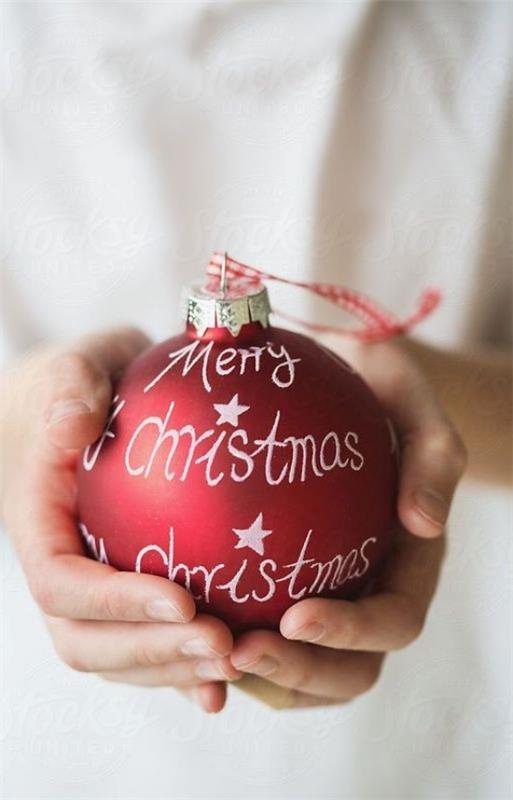 Χριστουγεννιάτικες ιδέες διακόσμησης σε κόκκινες και άσπρες κόκκινες χριστουγεννιάτικες μπάλες με γράμματα