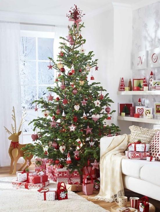 Χριστουγεννιάτικες ιδέες διακόσμησης σε κόκκινο και άσπρο όμορφα διακοσμημένο χριστουγεννιάτικο δέντρο