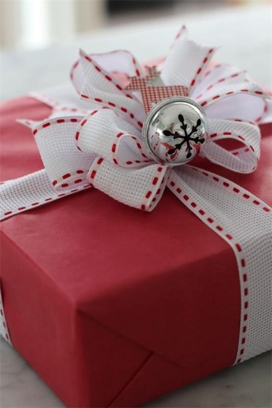Χριστουγεννιάτικες ιδέες διακόσμησης σε κόκκινο και άσπρο όμορφα τυλιγμένο δώρο κόκκινο χαρτί λευκό φιόγκο