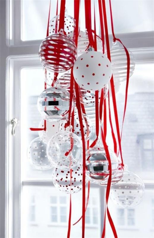 Χριστουγεννιάτικες ιδέες διακόσμησης σε κόκκινο και άσπρο πολλές χριστουγεννιάτικες μπάλες διακοσμήσεις γιρλάντας μπροστά από το παράθυρο