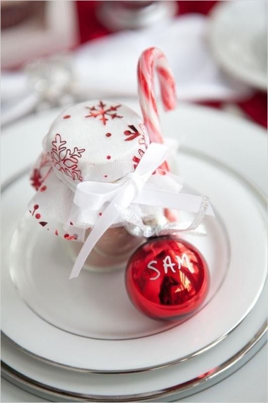 Χριστουγεννιάτικες ιδέες διακόσμησης σε κόκκινα και άσπρα πιάτα κόκκινο μπαστούνι μπαστούνι