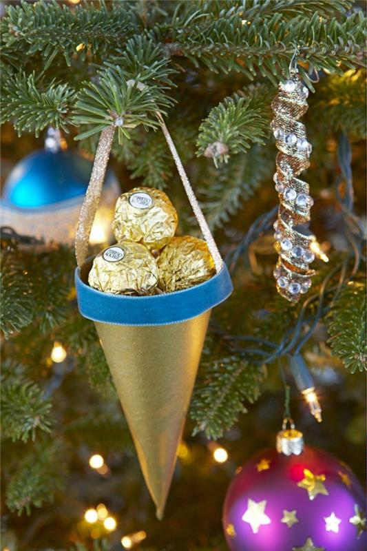 Χριστουγεννιάτικες ιδέες διακόσμησης με τις διακοσμήσεις χρώματος χρυσού δέντρου