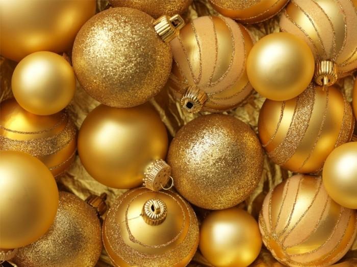 Χριστουγεννιάτικες ιδέες διακόσμησης με τις χρυσές μπάλες χρώματος