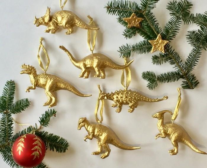 Χριστουγεννιάτικες ιδέες διακόσμησης με το χρώμα χρυσό δεινόσαυρο κουκουνάρι