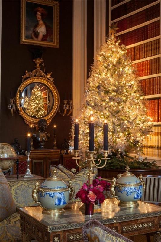 Χριστουγεννιάτικες ιδέες διακόσμησης με το χρυσαφί ντουλάπι χριστουγεννιάτικου δέντρου