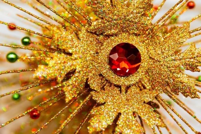 Χριστουγεννιάτικες ιδέες διακόσμησης με το χρώμα gold poinsettia tip