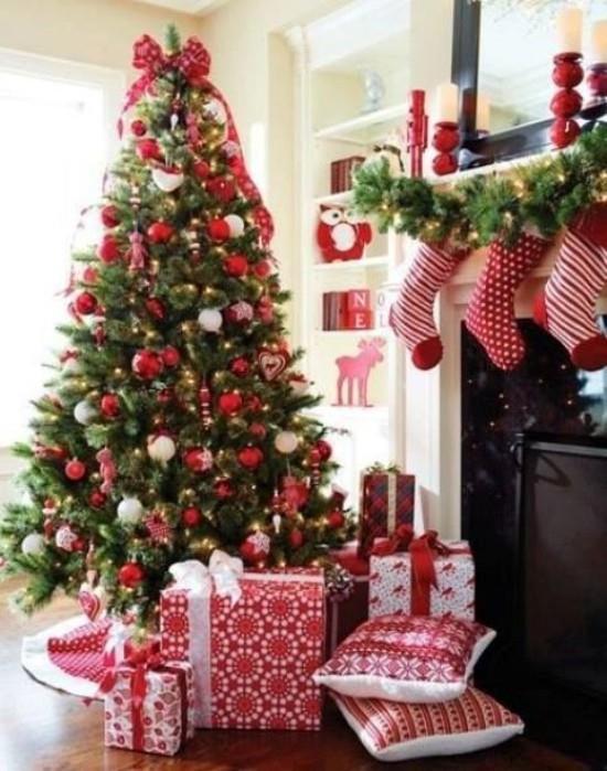 Χριστουγεννιάτικες ιδέες διακόσμησης λευκό χρώμα κόκκινες πινελιές
