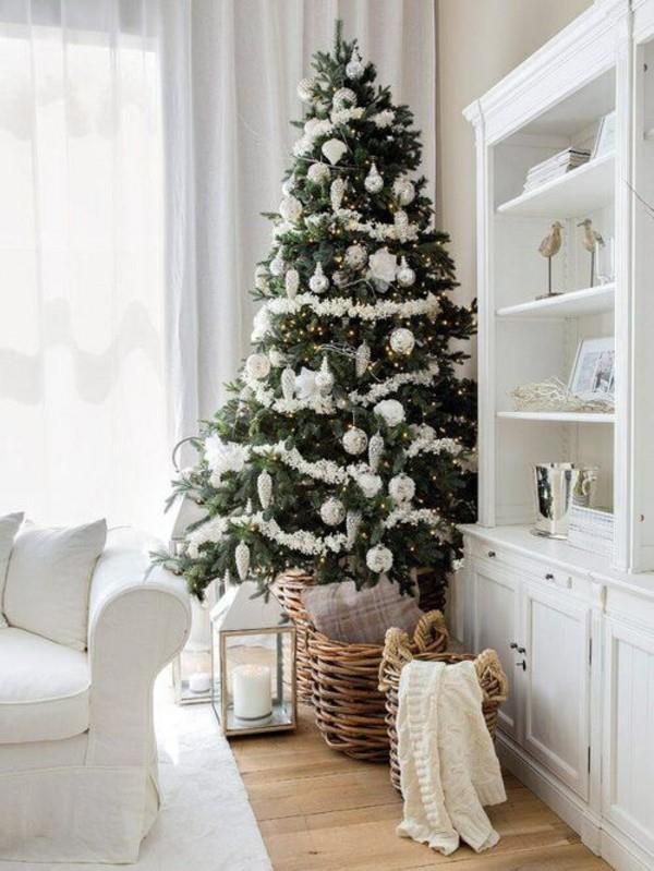 Χριστουγεννιάτικη διακόσμηση χώρα στυλ χριστουγεννιάτικο δέντρο καλάθι ξύλινο πάτωμα φωτεινά έπιπλα