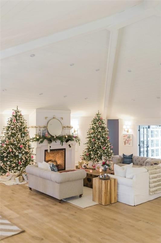 Χριστουγεννιάτικη διακόσμηση, εξοχικό, ζεστή ατμόσφαιρα, δύο χριστουγεννιάτικα δέντρα, ζεστό τζάκι