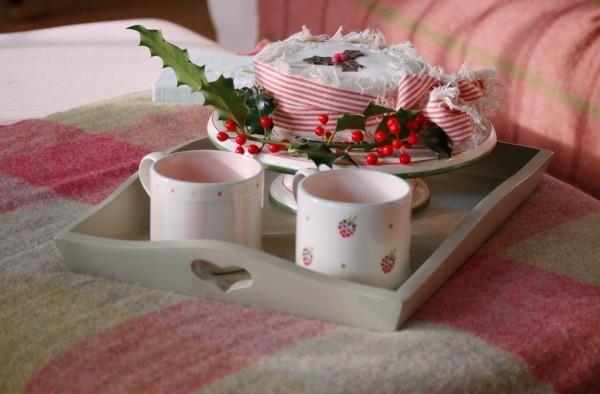 Χριστουγεννιάτικη διακόσμηση εξοχικό πρωινό με τριαντάφυλλα