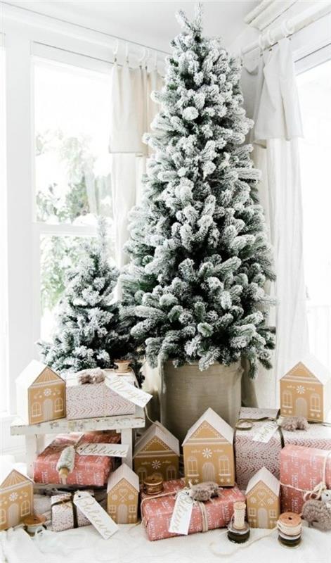 Χριστουγεννιάτικη διακόσμηση εξοχικό δέντρο Χριστουγεννιάτικο δέντρο όμορφα χρωματιστά δώρα Χριστουγέννων