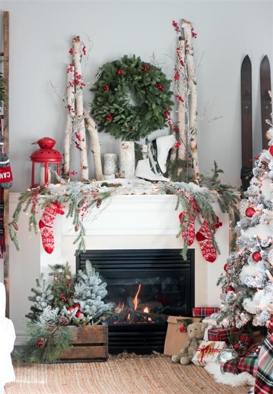 Χριστουγεννιάτικη διακόσμηση εξοχικό στυλ σαλόνι ιδέες ντεκό άφθονη διακόσμηση εορταστική διάθεση