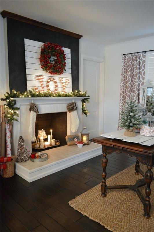 Χριστουγεννιάτικη διακόσμηση εξοχικό στυλ σαλόνι τζάκι διακοσμούν σκούρο δάπεδο