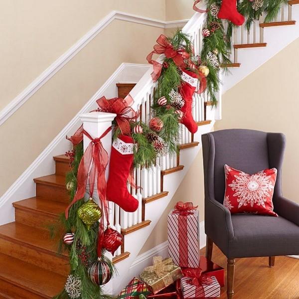 Χριστουγεννιάτικη διακόσμηση σκάλας