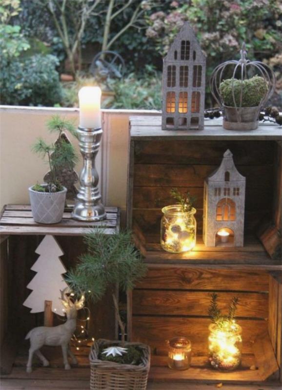 Χριστουγεννιάτικη διακόσμηση για μπαλκόνια λαμπάδες κεριών και χριστουγεννιάτικες φιγούρες ξύλινα κουτιά