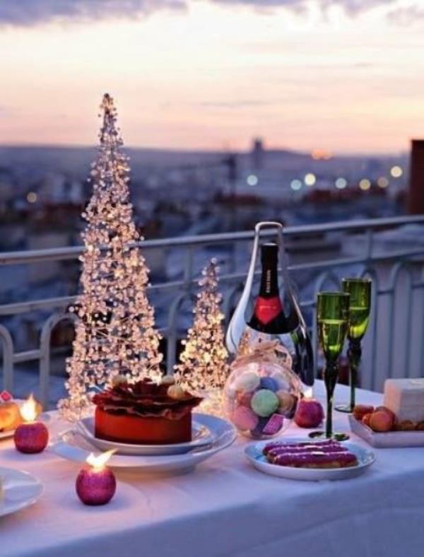 Χριστουγεννιάτικη διακόσμηση για το μπαλκόνι όμορφα διακοσμημένο και εορταστικά στρωμένο τραπέζι σε εξωτερικούς χώρους