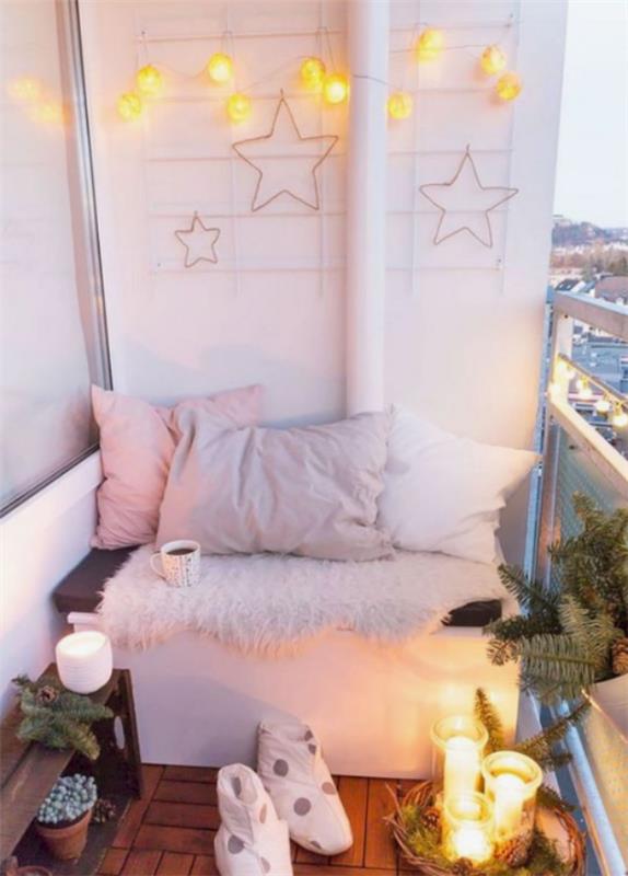 Χριστουγεννιάτικη διακόσμηση για μπαλκόνια κυρίως σε λευκό χρώμα