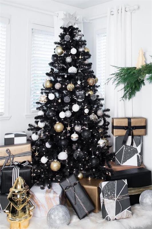 Χριστουγεννιάτικη διακόσμηση σε χρυσό και μαύρο χριστουγεννιάτικο δέντρο λευκόχρυσο και μαύρα στολίδια τυλιγμένα δώρα