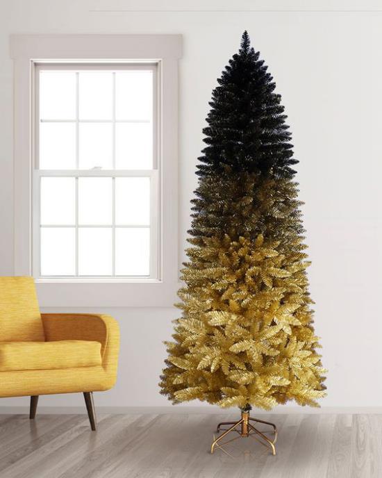Χριστουγεννιάτικα στολίδια σε χρυσό και μαύρο χριστουγεννιάτικο δέντρο σε ombre αποτέλεσμα από κάτω προς τα πάνω χρυσό έως μαύρο
