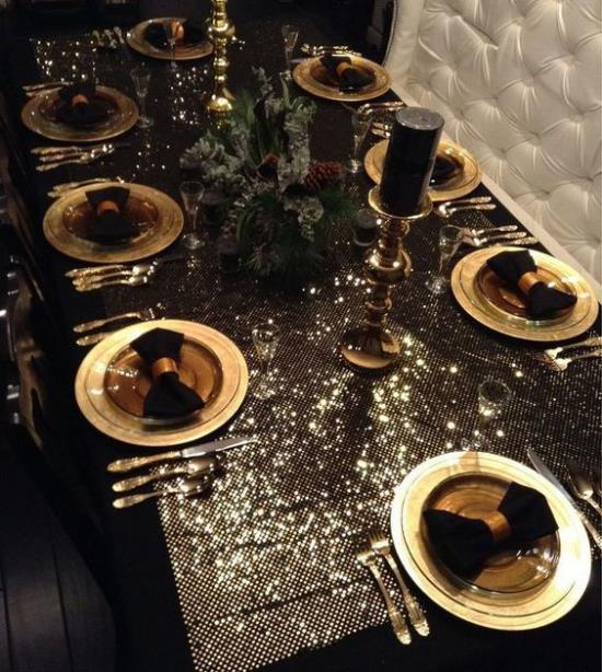Χριστουγεννιάτικα στολίδια σε χρυσό και μαύρο, γιορτινό τραπέζι φαγητού, πολύ θεαματικά, λαμπερά τραπεζομάντηλα, χρυσά πιάτα, μαύρες χαρτοπετσέτες