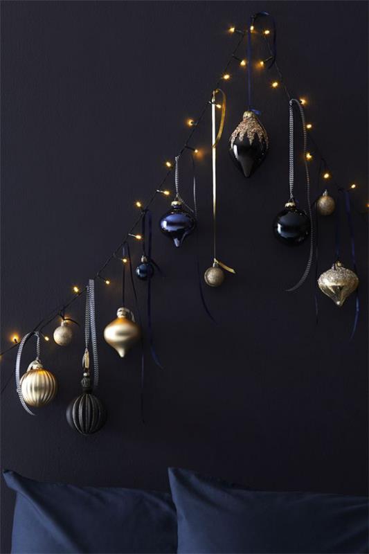 Χριστουγεννιάτικα στολίδια σε χρυσό και μαύρο μικρά διακοσμητικά αντικείμενα σε χρυσό, μεγάλο διακοσμητικό αποτέλεσμα σε μαύρο φόντο