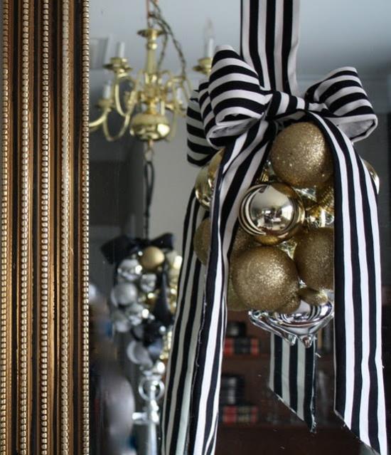 Χριστουγεννιάτικα στολίδια σε χρυσό και μαύρο, μικρά διακοσμητικά αντικείμενα σε χρυσό, μεγάλες ιδέες διακοσμητικών εφέ