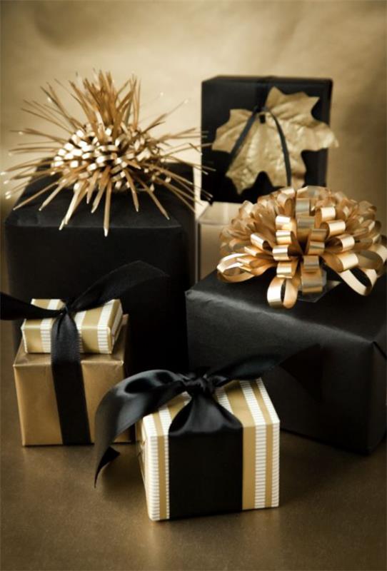 Χριστουγεννιάτικα στολίδια σε χρυσό και μαύρο, μικρά διακοσμητικά αντικείμενα, όμορφα συσκευασμένα δώρα, υπέροχο διακοσμητικό αποτέλεσμα