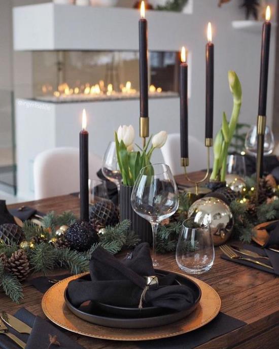 Χριστουγεννιάτικα στολίδια σε χρυσό και μαύρο, όμορφα διακοσμημένο, γιορτινό τραπέζι για γιορτινό μεγαλείο και ιδέες φινέτσας