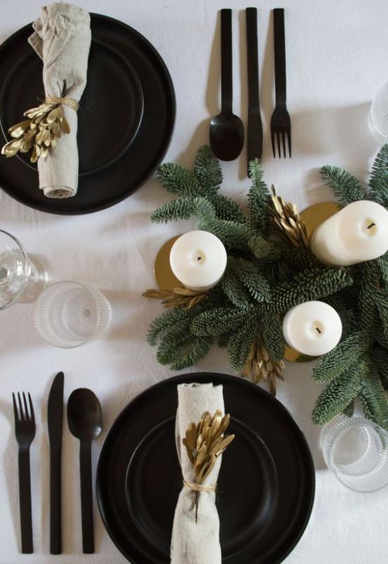 Χριστουγεννιάτικα στολίδια σε χρυσό και μαύρο όμορφα διακοσμημένο γιορτινό τραπέζι για τον εορτασμό του μεγαλείου και της πολυπλοκότητας