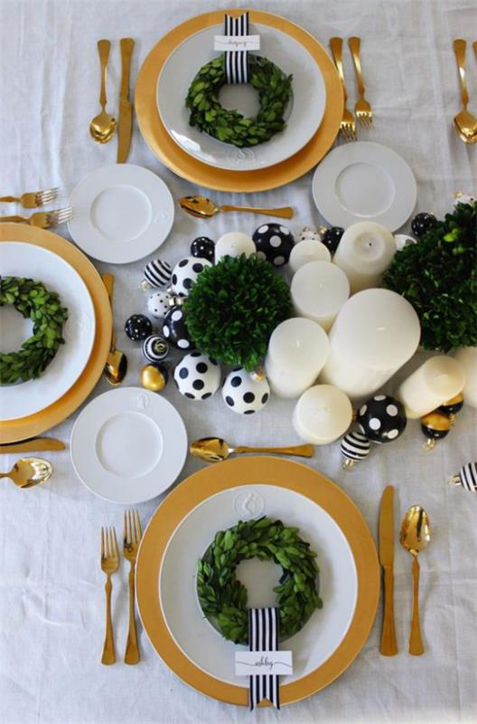 Χριστουγεννιάτικα στολίδια σε χρυσό και μαύρο όμορφα διακοσμημένο γιορτινό τραπέζι για το φεστιβάλ