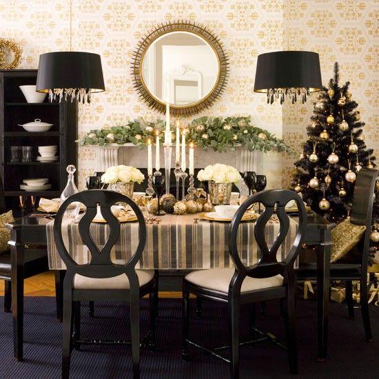 Χριστουγεννιάτικη διακόσμηση σε χρυσό και μαύρο όμορφα διακοσμημένο, πλούσια διακοσμημένο τραπέζι φαγητού wow αποτέλεσμα