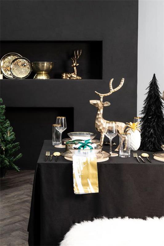 Χριστουγεννιάτικες διακοσμήσεις σε χρυσό και μαύρο μερικές χρυσές πινελιές φέρνουν περισσότερο χρώμα και ποικιλία στο σκοτεινό εσωτερικό