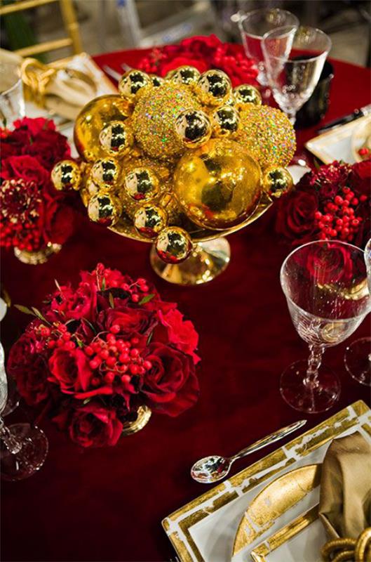 Χριστουγεννιάτικη διακόσμηση σε κόκκινο και χρυσό Διακοσμητικό τραπέζι κλασικά πλούσιο, εντυπωσιακά κομψό