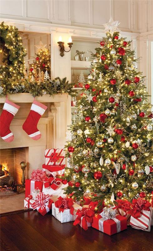 Χριστουγεννιάτικη διακόσμηση σε κόκκινο και χρυσό χριστουγεννιάτικο δέντρο διακοσμημένο δίπλα στο τζάκι μπότες του Άγιου Βασίλη στο πολυθρόνα πολυθρόνας πολυάριθμα φώτα δώρων