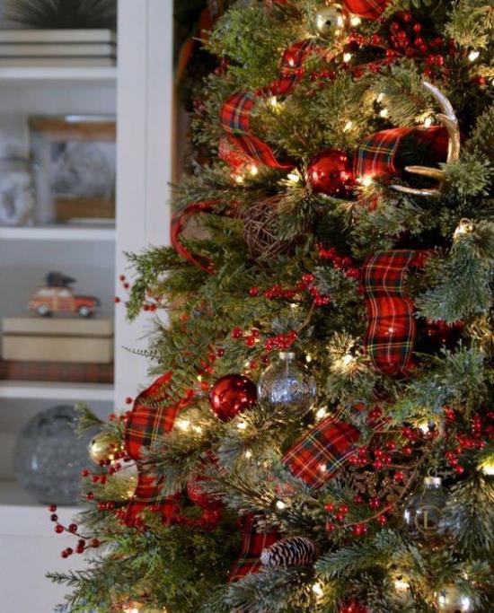 Χριστουγεννιάτικες διακοσμήσεις σε κόκκινο και χρυσό διακοσμήσεις χριστουγεννιάτικου δέντρου δίνουν στις κόκκινες κορδέλες την τελευταία πινελιά