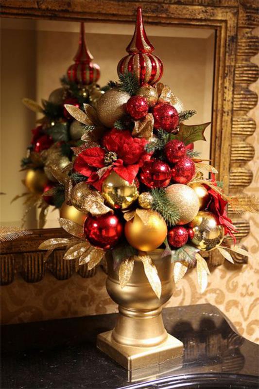 Χριστουγεννιάτικη διακόσμηση σε κόκκινο και χρυσό ακαταμάχητο συνδυασμό χρωμάτων διακοσμητικό βάζο στο διάδρομο διακοσμημένο με πολυτέλεια για τα Χριστούγεννα