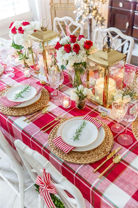 Χριστουγεννιάτικα στολίδια σε κόκκινο και χρυσό γιορτινό τραπέζι καρό τραπεζομάντηλο πολλά χριστουγεννιάτικα στολίδια ως διακοσμητικά τραπεζιού κόκκινα και άσπρα τριαντάφυλλα