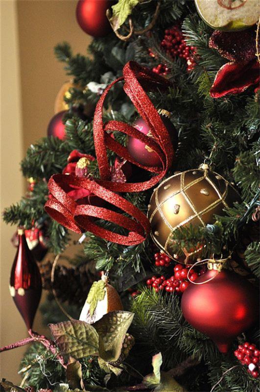Χριστουγεννιάτικα στολίδια σε κόκκινο και χρυσό κλασικό χριστουγεννιάτικο δέντρο διακοσμήσεις μπάλες κρεμαστά γιρλάντες τόξα