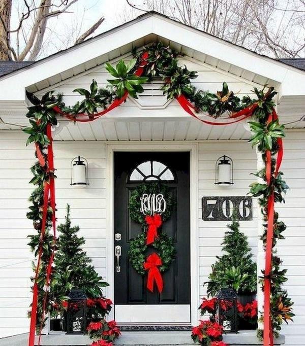 Χριστουγεννιάτικα στολίδια στο κατώφλι σας - ιδέες και συμβουλές για μια πιο γιορτινή διάθεση γιρλάντα κόκκινο πράσινο εξοχικό σπίτι ντεκό