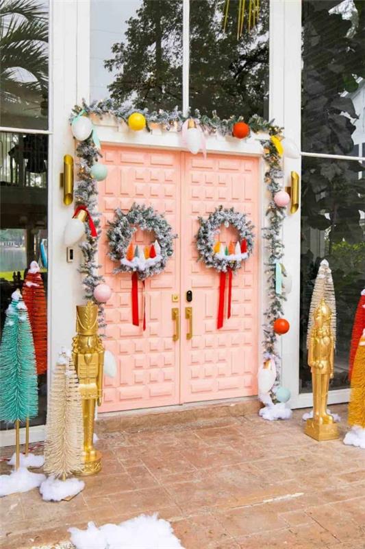 Χριστουγεννιάτικη διακόσμηση στο κατώφλι σας - ιδέες και συμβουλές για πιο εορταστική διάθεση ιδέες ροζ διακόσμησης πόρτας στεφάνι γιρλάντα