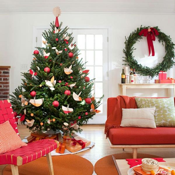Χριστουγεννιάτικα τεχνητά χριστουγεννιάτικα δέντρα κόκκινες μπάλες