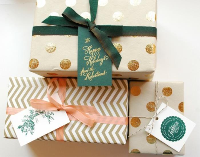 Χριστουγεννιάτικα δώρα συσκευασίας δώρων συσκευασία δώρων όμορφα τυλίγοντας πράσινο χρυσό