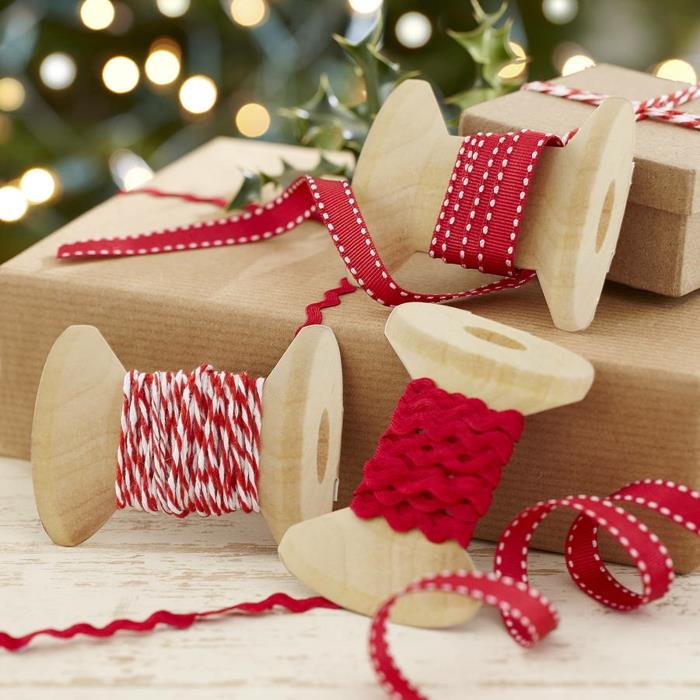 Τύλιγμα χριστουγεννιάτικων δώρων Τυλίγοντας τα δώρα όμορφα τυλίγοντας κοντά είδη