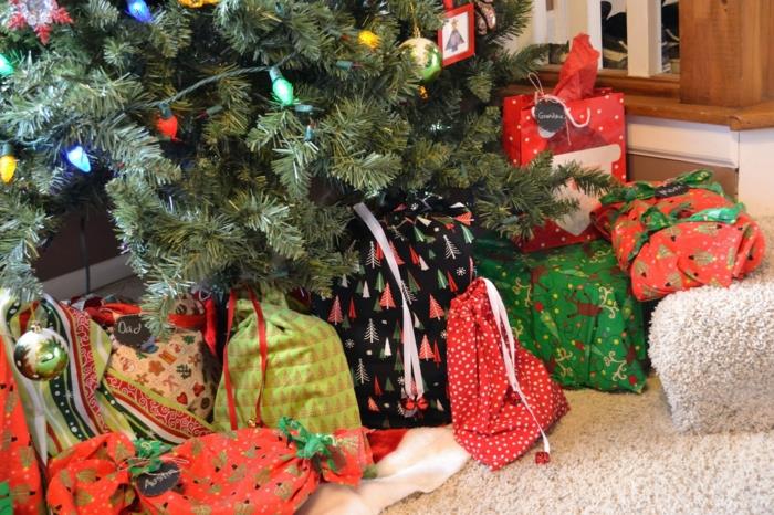 Χριστουγεννιάτικα δώρα που τυλίγουν δώρα που συσκευάζουν δώρα που τυλίγουν σάκους