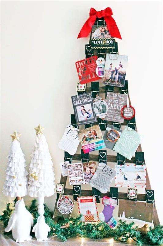 Χριστουγεννιάτικες κάρτες με ποντικοπαγίδες προσαρτημένες στην όμορφη διακόσμηση χριστουγεννιάτικου δέντρου